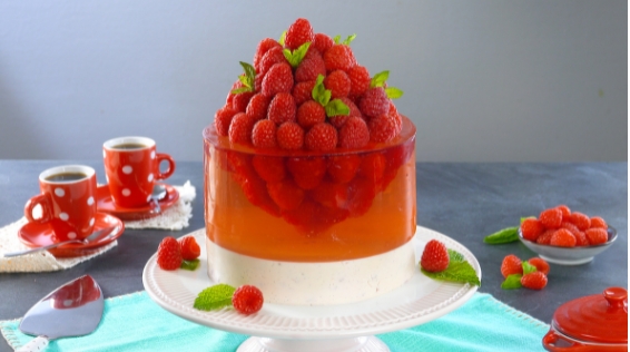 Artístico pastel de frambuesa con crema de frambuesa y gelatina